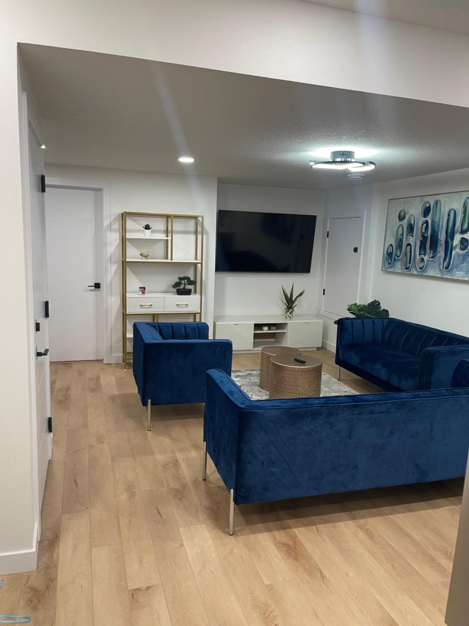Stylish 2 Bedroom Suite In Sw Edmonton Close To Windermere And Edmonton International Airport Exterior photo