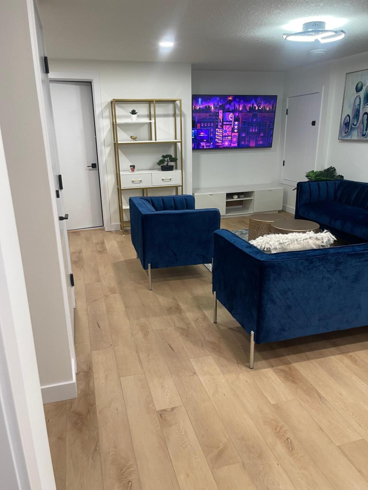 Stylish 2 Bedroom Suite In Sw Edmonton Close To Windermere And Edmonton International Airport Exterior photo