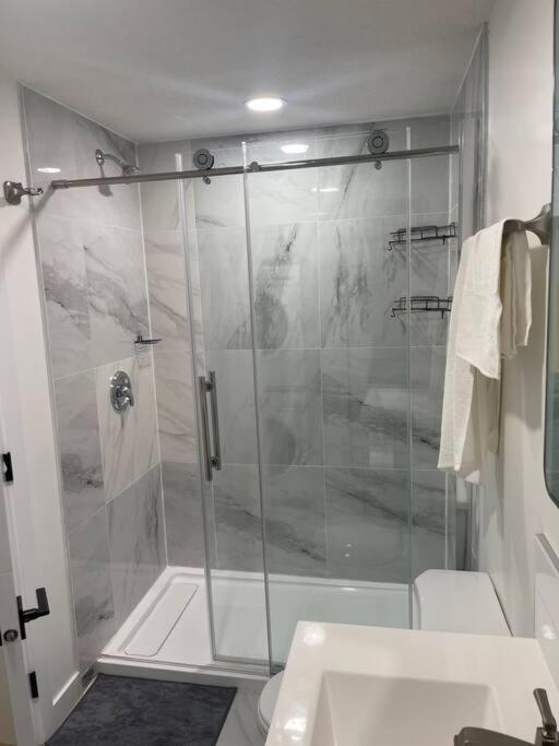Stylish 2 Bedroom Suite In Sw Edmonton Close To Windermere And Edmonton International Airport Exterior photo