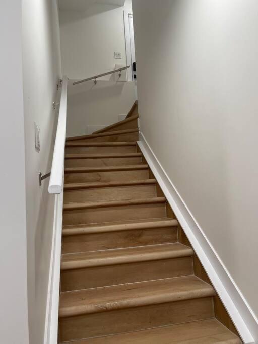 Stylish 2 Bedroom Suite In Sw Edmonton Close To Windermere And Edmonton International Airport Exterior photo